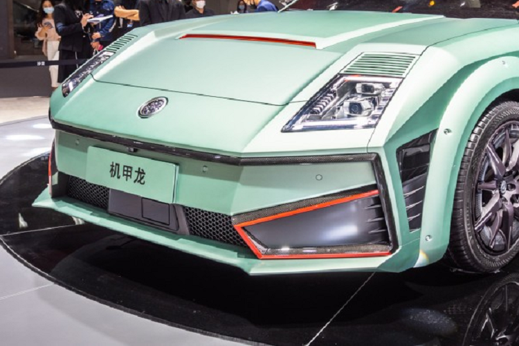 Định nghĩa chính thức cho tên gọi Mecha Dragon là “chiến binh cơ khí hiệu suất cao”. Về các chi tiết, mẫu xe điện táo bạo này sẽ được trang bị lốp hiệu suất cao Michelin, kẹp phanh 4 pít-tông Brembo, đĩa phanh cỡ lớn, và nhiều trang bị hấp dẫn khác. Tất cả chúng góp phần làm nổi bật cảm giác hiệu suất, tốc độ mạnh mẽ.