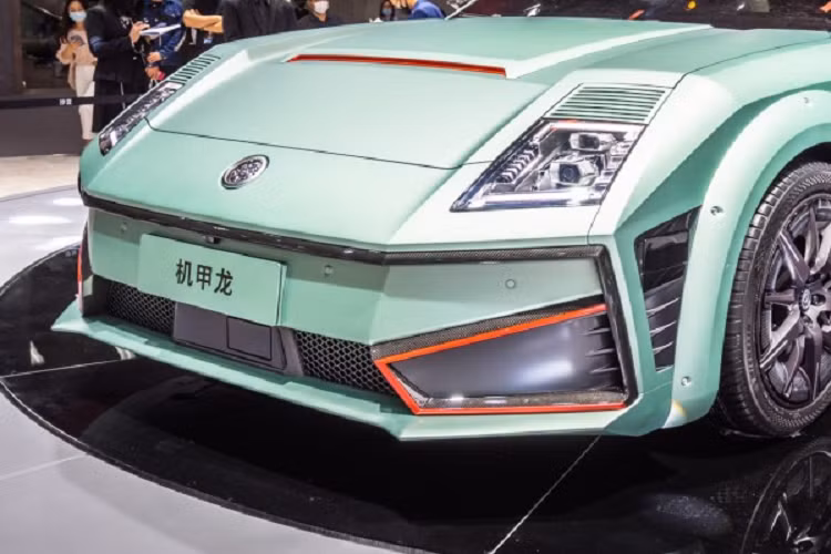 Định nghĩa chính thức cho tên gọi Mecha Dragon là “chiến binh cơ khí hiệu suất cao”. Về các chi tiết, mẫu xe điện táo bạo này sẽ được trang bị lốp hiệu suất cao Michelin, kẹp phanh 4 pít-tông Brembo, đĩa phanh cỡ lớn, và nhiều trang bị hấp dẫn khác. Tất cả chúng góp phần làm nổi bật cảm giác hiệu suất, tốc độ mạnh mẽ.