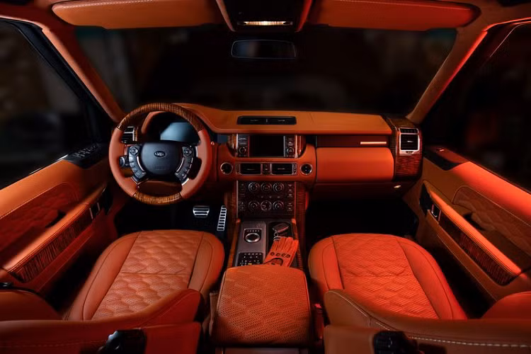 Trong khi đó, những đường viền bao quang bảng điều khiển trung tâm, hệ thống điều hòa, ốp cửa và vô lăng đều được hoàn thiện với da và gỗ nâu kèm hoa văn đặc biệt.