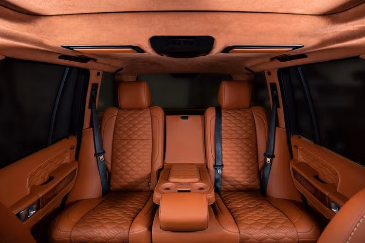 Toàn bộ ghế ngồi trên Range Rover Autobiography đời cũ giờ đây được bọc da màu nâu sang trọng và ấm cúng với đường chỉ khâu kim cương, yếu tố này xuất hiện cả trên tay vịn trung tâm, ốp cửa.