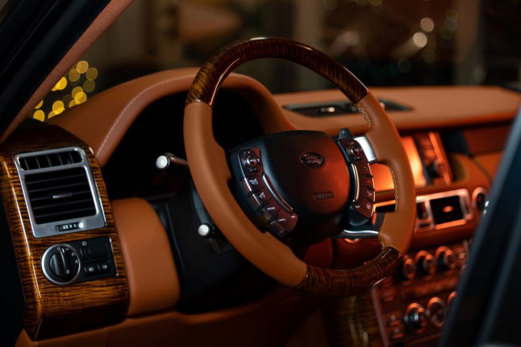 Ghế bọc da màu be nguyên bản, bọc trần Alcantara màu đen và các đường viền màu đen đã được thay bằng vật liệu mới đã được nâng cấp trên Range Rover Autobiography đời cũ.