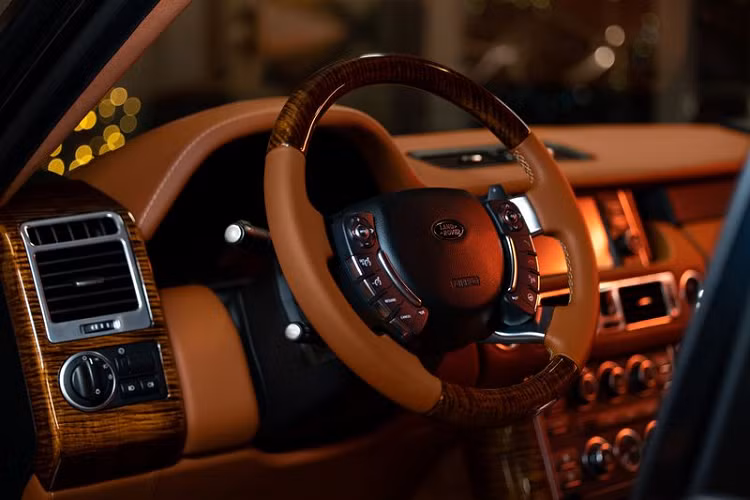 Ghế bọc da màu be nguyên bản, bọc trần Alcantara màu đen và các đường viền màu đen đã được thay bằng vật liệu mới đã được nâng cấp trên Range Rover Autobiography đời cũ.