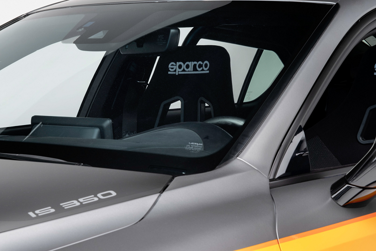 Xe còn được lắp đặt một bộ bodykit từ thương hiệu Artisan Spirits giúp mở rộng chiều rộng của xe thêm 30 mm ở phía trước và 50 mm ở phía sau. Thương hiệu cũng đồng thời trang bị cho xe hệ thống ghế đua có trang bị dây an toàn 5 điểm.