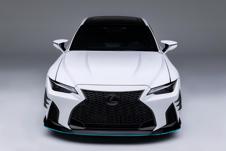 Thương hiệu cũng bố sung thêm cho xe cánh lướt gió mới được lắp đặt ở phần kính sau của xe, khoang hành lý phía sau cũng được sửa đổi, vuốt nhọn tạo thành một cánh gió nối liền. Phần nóc xe được thay thế bằng tấm nóc được làm bằng sợi carbon của thương hiệu Seibon.