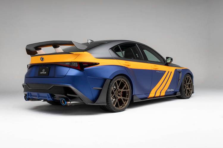 Chiếc IS 500 độ của Hiraku và Townsend Bell được hoàn thiện với ngoại thất màu trắng đơn điệu cùng loạt trang bị độc đáo. Xe được nâng cấp với một bộ bodykit được chế tạo theo phương pháp in 3D.