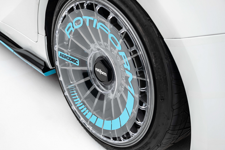 Tuy nhiên, điểm nổi bật nhất trên chiếc IS 500 độ này chính là bộ mâm của hãng Rotiform có kích thước 20 inch màu xám Gun Metal với thiết kế đa chấu cùng một số chi tiết tô điểm màu xanh nhằm tôn vinh vẻ hiện đại của mẫu Concept. Bộ mâm này sở hữu chi tiết đĩa ốp trên bề mặt mâm xe và chi tiết này cũng có thể được tháo rời khi chiếc xe muốn “khoe ra” cấu trúc tuyệt đẹp của bộ mâm độ.