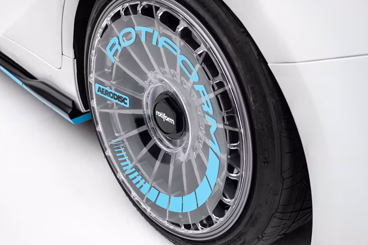 Tuy nhiên, điểm nổi bật nhất trên chiếc IS 500 độ này chính là bộ mâm của hãng Rotiform có kích thước 20 inch màu xám Gun Metal với thiết kế đa chấu cùng một số chi tiết tô điểm màu xanh nhằm tôn vinh vẻ hiện đại của mẫu Concept. Bộ mâm này sở hữu chi tiết đĩa ốp trên bề mặt mâm xe và chi tiết này cũng có thể được tháo rời khi chiếc xe muốn “khoe ra” cấu trúc tuyệt đẹp của bộ mâm độ.