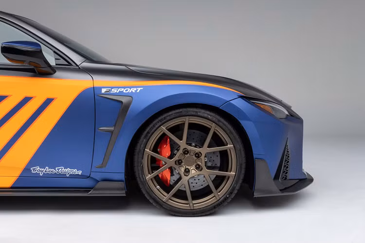 Cho dù vẫn được ra mắt tại SEMA nhưng chiếc IS 350 từ Tạp chí Dsport Magazine và Scott Pruett hiện chưa hoàn thiện và thương hiệu vẫn đang hướng tới việc nâng cấp thêm cho chiếc xe này. Hiện tại, chiếc vẫn có động cơ V6 3.5 lít hút khí tự nhiên 311 mã lực nhưng đội ngũ kỳ vọng sẽ tăng gấp đôi con số này trong thời gian tới. Xe được trang bị hệ thống phuộc KW Variant 3 được chế tạo riêng cho chiếc IS 350 cùng phanh carbon ceramic từ phiên bản Lexus RC F Track Edition.