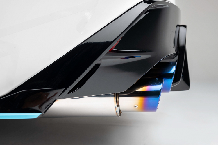 Xe sở hữu lớp áo ngoại thất với màu xanh sẫm chủ đạo kết hợp các đường nét trang trí màu cam với họa tiết được lấy cảm hứng từ mũ bảo hiểm của tay đua Scott Pruet.