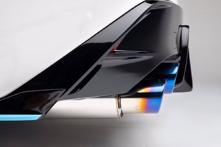 Xe sở hữu lớp áo ngoại thất với màu xanh sẫm chủ đạo kết hợp các đường nét trang trí màu cam với họa tiết được lấy cảm hứng từ mũ bảo hiểm của tay đua Scott Pruet.