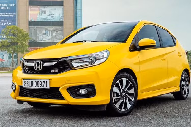  7. Honda Brio: 418 triệu đồng. Được xếp thứ 7 trong danh sách xe ô tô giá rẻ tại Việt Nam. Về thiết kế, Honda Brio hiện nay được đánh giá là một trong những mẫu xe có thiết kế thể thao và bắt mắt nhất phân khúc, chưa kể cách phối màu ngoại thất của Brio có thể lựa chọn lên đến 2 màu