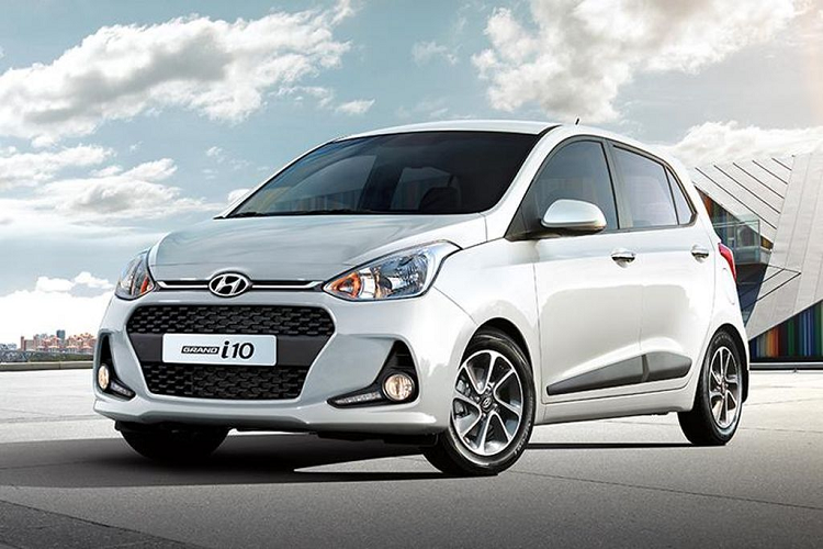 Hyundai Grand i10 được lắp ráp trực tiếp tại Việt Nam, ngay từ những ngày đầu ra mắt mẫu xe cỡ nhỏ này đã nhận được rất nhiều cảm tình từ phía người tiêu dùng Việt Nam. Về ngoại thất, Hyundai i10 sở hữu ngoại hình trẻ trung. Hyundai i10 mới được nâng cấp gần đây với bộ tản nhiệt mới bắt mắt hơn, cụm đèn pha được thiết kế lại góc cạnh hơn trước rất nhiều, cụm tản nhiệt cỡ lớn phía trước mang đến sự chắc chắn và cảm giác an toàn cho người sử dụng.
