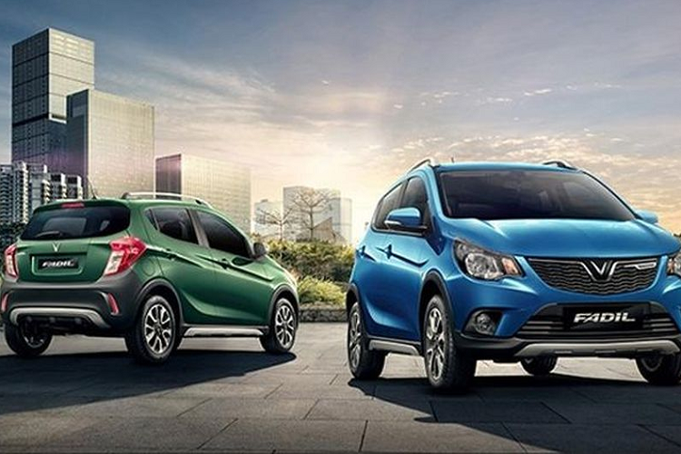  6. Vinfast Fadil: 382,5 triệu đồng. Vinfast Fadil là mẫu xe ô tô giá rẻ nằm cùng phân khúc với Hyundai i10 và Kia Morning. Mẫu xe này sở hữu lợi thế “Made in Vietnam” và các chương trình khuyến mãi, ưu đãi liên tục dành cho người Việt Nam đã giúp mẫu xe này nhận được rất nhiều sự ủng hộ từ phía người yêu hàng Việt