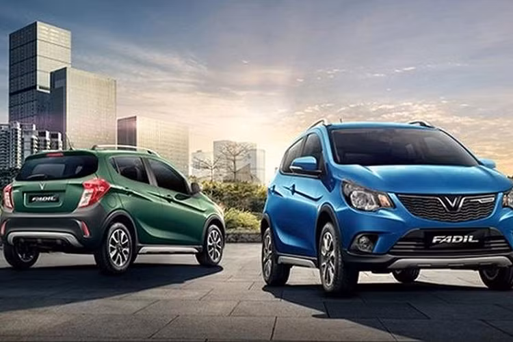  6. Vinfast Fadil: 382,5 triệu đồng. Vinfast Fadil là mẫu xe ô tô giá rẻ nằm cùng phân khúc với Hyundai i10 và Kia Morning. Mẫu xe này sở hữu lợi thế “Made in Vietnam” và các chương trình khuyến mãi, ưu đãi liên tục dành cho người Việt Nam đã giúp mẫu xe này nhận được rất nhiều sự ủng hộ từ phía người yêu hàng Việt
