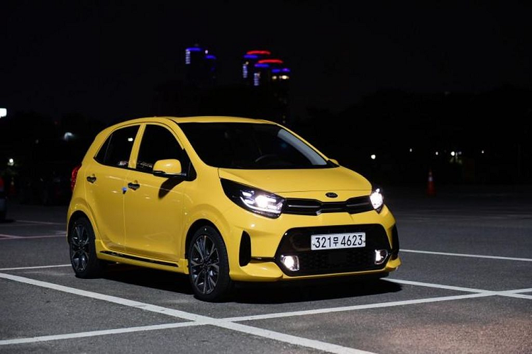 Kia Morning là mẫu xe đô thị cỡ nhỏ, 4 chỗ. Mẫu xe này rất được ưa chuộng tại Việt Nam nhờ mức giá dễ chịu và xe ít hư hỏng vặt. Nhờ vào kích thước cân đối, Kia Morning sở hữu khoang cabin rộng rãi và thoải mái, khoang hành lý của xe cũng khá vừa vặn để một gia đình nhỏ có thể du lịch vào cuối tuần hoặc lễ, tết.