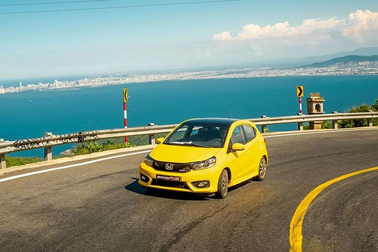 Ở phần đầu xe, Honda Brio sở hữu cụm đèn pha độc đáo vuốt ngược lên phía trên cùng một bộ lưới tản nhiệt sơn đen mạnh mẽ. Nhìn từ thân xe chúng ta có thể thấy trọng tâm của xe hoàn toàn hướng về phía trước chuẩn bị bức phá, đuôi xe Honda Brio không có quá nhiều điểm đặc biệt, các chi tiết được thiết kế đơn giản, không cầu kỳ. Trang bị ngoại thất có thể kể đến như: đèn pha Halogen, đèn LED chạy ban ngày, đèn hậu LED,...