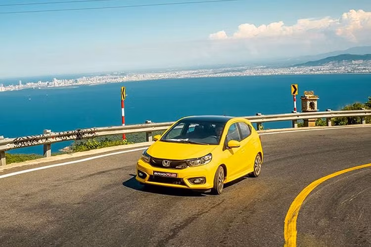 Ở phần đầu xe, Honda Brio sở hữu cụm đèn pha độc đáo vuốt ngược lên phía trên cùng một bộ lưới tản nhiệt sơn đen mạnh mẽ. Nhìn từ thân xe chúng ta có thể thấy trọng tâm của xe hoàn toàn hướng về phía trước chuẩn bị bức phá, đuôi xe Honda Brio không có quá nhiều điểm đặc biệt, các chi tiết được thiết kế đơn giản, không cầu kỳ. Trang bị ngoại thất có thể kể đến như: đèn pha Halogen, đèn LED chạy ban ngày, đèn hậu LED,...