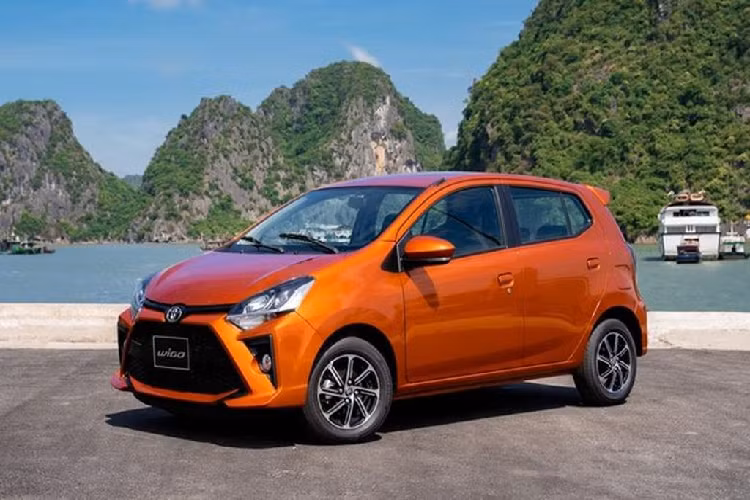  3. Toyota Wigo: 352 triệu đồng. Lại là một mẫu xe ôtô đô thị giá rẻ, cỡ nhỏ nhưng đến từ thương hiệu quen thuộc hơn là Toyota Wigo. Mẫu xe này tham gia phân khúc Sedan hạng A khá trễ so với các mẫu xe trong cùng phân khúc nhưng nhận được khá nhiều sự quan tâm từ phía người tiêu dùng tại Việt Nam