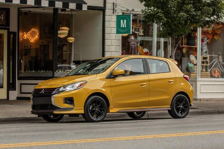 Mitsubishi Mirage cũng vừa mới được hãng xe của Nhật nâng cấp lại về mặt ngoại thất cách đây không lâu. Ý tưởng thiết kế mới vẫn bắt nguồn từ triết lý Dynamic Shield giống như Outlander. Ở phần đầu xe, Mitsubishi Mirage gọn gàng hơn với bộ tản nhiệt hẹp hơn và đi kèm là 2 thanh ngang được sơn đỏ mang tính chất trang trí cho đầu xe. Mirage cũng sở hữu 2 hốc lớn ở đầu xe nhưng chỉ dùng để chứa đèn sương mù.