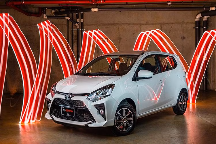 Về nội thất, Toyota Wigo hiện đang là mẫu xe có khoang cabin rộng rãi nhất phân khúc. Bên trong xe được tích hợp các trang bị hiện đại như: vô lăng 3 chấu / trợ lực lái điện / tích hợp phím bấm chức năng, gương chiếu hậu bên trong 2 chế độ, đồng hồ Digital, ghế nỉ, ghế ngồi điều chỉnh tay 4 hướng, dàn âm thanh 4 loa, kết nối bluetooth/AUX/USB/DVD, chìa khóa thông minh, khởi động bằng nút bấm, cửa sổ chỉnh điện.