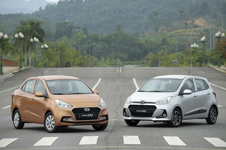  2. Hyundai Grand i10: 330 triệu đồng. Hyundai Grand i10 là mẫu xe cỡ A giá rẻ xếp sau Kia Morning. Giá xe Hyundai i10 chỉ cao hơn Morning một chút nhưng khách hàng sử dụng xe sẽ được trải nghiệm các trang bị hiện đại hơn rất nhiều