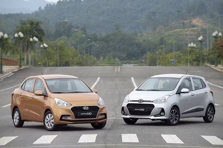  2. Hyundai Grand i10: 330 triệu đồng. Hyundai Grand i10 là mẫu xe cỡ A giá rẻ xếp sau Kia Morning. Giá xe Hyundai i10 chỉ cao hơn Morning một chút nhưng khách hàng sử dụng xe sẽ được trải nghiệm các trang bị hiện đại hơn rất nhiều