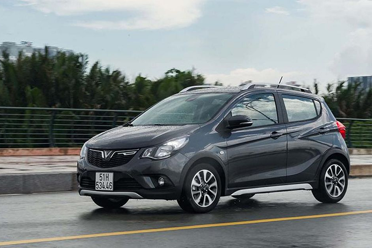 Khoang nội thất của Vinfast Fadil cũng được đánh giá rất cao về mặt thiết kế. Tuy nhiên, Vinfast Fadil không được người dùng đánh giá cao về mặt không gian. Mẫu xe này tương đối hẹp ở bên trong, nếu chỉ dùng để di chuyển với cự ly ngắn thì sẽ tốt hơn, di chuyển đường dài với Fadil sẽ hơi mỏi lưng