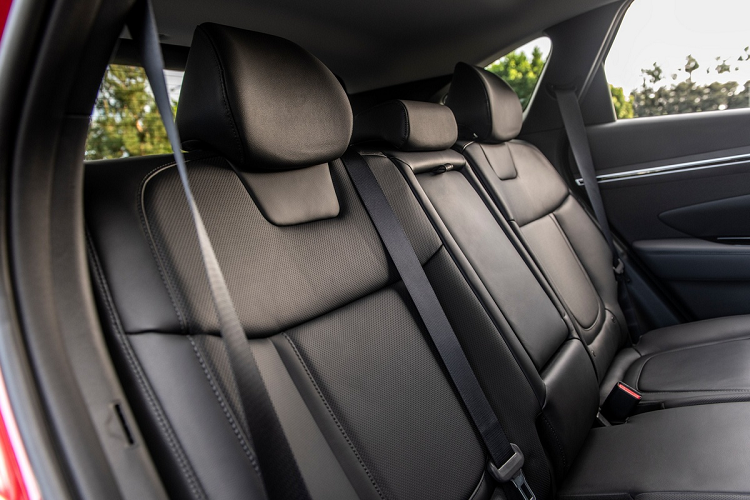 Nội thất của Hyudnai Tucson SEL 2021 mới gồm hàng ghế trước có sưởi, ghế lái chỉnh điện 8 hướng, màn hình thông tin giải trí vẫn là 8 inch nhưng được tích hợp kết nối Blue Link và SiriusXM, điều hòa tự động 2 vùng, cổng sạc USB và cửa gió cho hàng ghế sau.