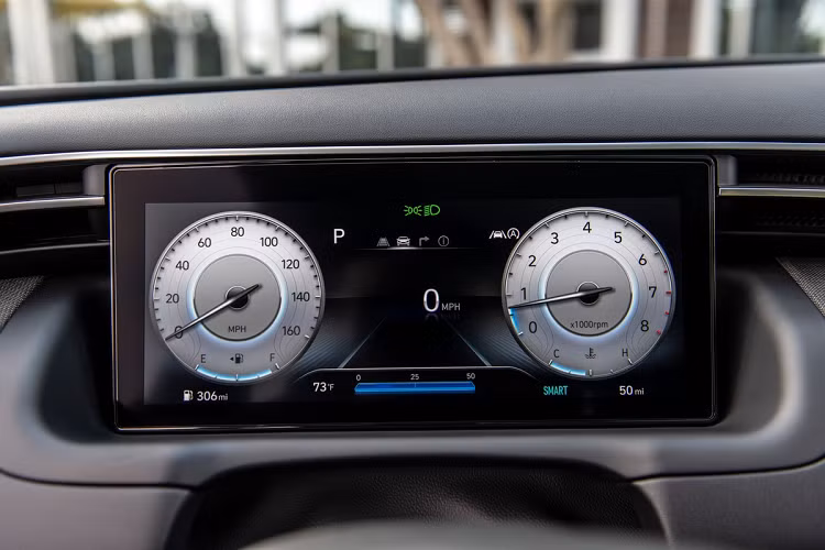 Nếu muốn trang bị tiện nghi hơn, khách hàng có thể chi thêm 2.600 USD cho gói nâng cấp Convenience. Gói này bổ sung cửa sổ trời, tính năng đá cốp, mâm 19 inch, đồng hồ kỹ thuật số 10,25 inch, đèn nền nội thất, kính hậu tự động chống chói, chìa khóa kỹ thuật số, vô-lăng bọc da...