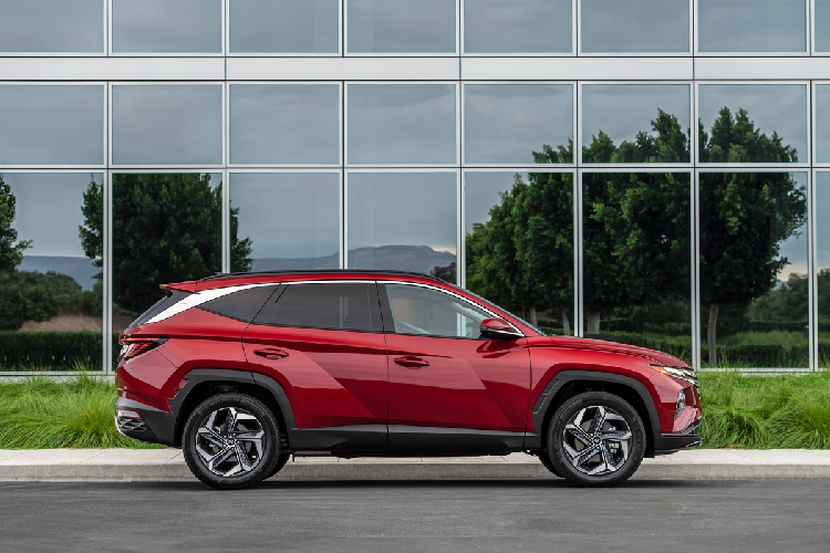 Cao cấp hơn là phiên bản Tucson SEL có giá từ 26.500 USD (khoảng 614 triệu đồng). Phiên bản này được bổ sung đèn hậu LED, kính sau tối màu, baga mui, kính hậu bên ngoài tích hợp đèn báo rẽ và tính năng sưởi.