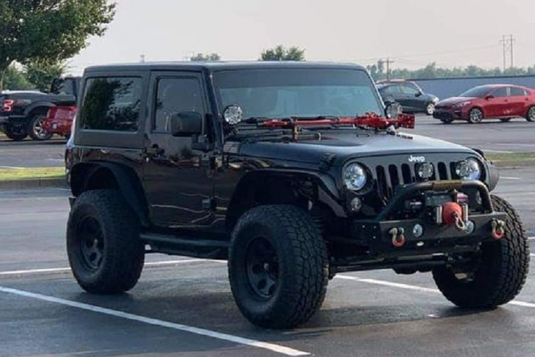 Với mức giá xe Jeep Wrangler 2 cửa đầu tiên tại Việt Nam tới hơn 3,5 tỷ, xe được trang bị động cơ máy 2 lít tăng áp, công suất 270 mã lực, mô-men xoắn 400 Nm, đi kèm hộp số tự động 8 cấp và hệ dẫn động 4 bánh. Tại thị trường Việt Nam cũng có một mẫu xe 2 cửa khác được bán chính hãng là Land Rover Defender, với hai phiên bản Defender 90 SE và Defender 90 X có mức giá lần lượt 3,935 tỷ và 6,555 tỷ đồng.