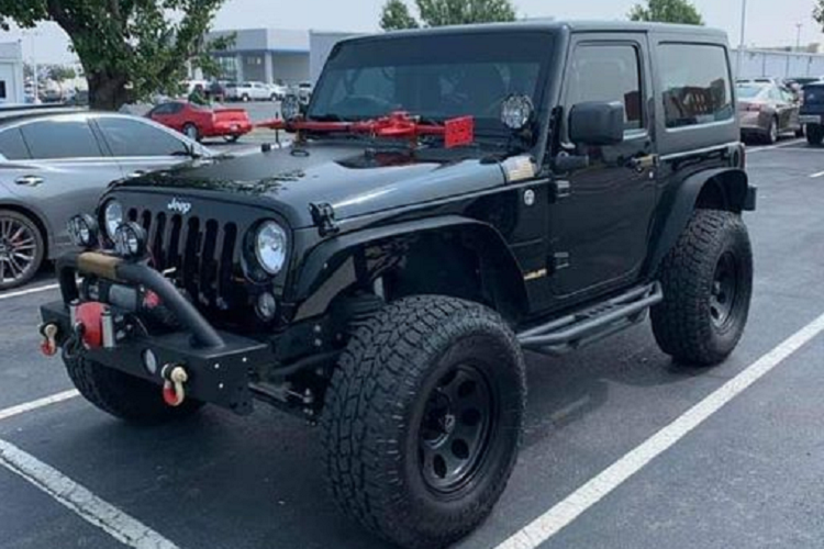 Về kích thước, Jeep Wrangler 2 cửa mới có chiều dài x rộng lượt là 4.237 mm và 1.877 mm trong khi đó mẫu xe 4 cửa có chiều dài 4.785 mm và chiều rộng tương đương. Như vậy mẫu xe 2 cửa ngắn hơn rõ rệt, ngoài ra trục cơ sở của phiên bản 4 cửa là 3.007 mm còn 2 cửa chỉ ở mức 2.459 mm. Khoảng sáng gầm 274 mm, khả năng lội nước 762 mm là như nhau và Jeep Wrangler có góc tới lên đến 44 độ.