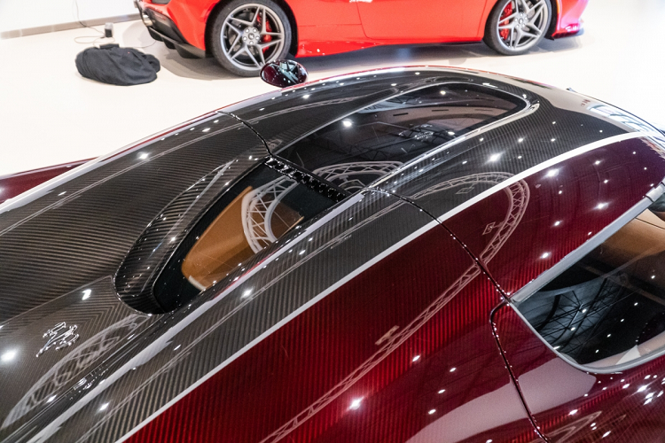 Koenigsegg Regera gây ấn tượng khi sử dụng hệ dẫn động hybrid bao gồm động cơ xăng xăng V8, Biturbo, dung tích 5.0 lít kết hợp cùng 3 mô-tơ điện đã cho ra công suất tổng cộng hơn 1.500 mã lực cùng mô-men xoắn cực đại 2.000 Nm.