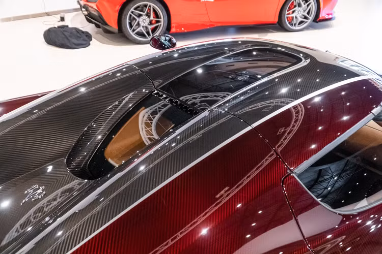 Koenigsegg Regera gây ấn tượng khi sử dụng hệ dẫn động hybrid bao gồm động cơ xăng xăng V8, Biturbo, dung tích 5.0 lít kết hợp cùng 3 mô-tơ điện đã cho ra công suất tổng cộng hơn 1.500 mã lực cùng mô-men xoắn cực đại 2.000 Nm.