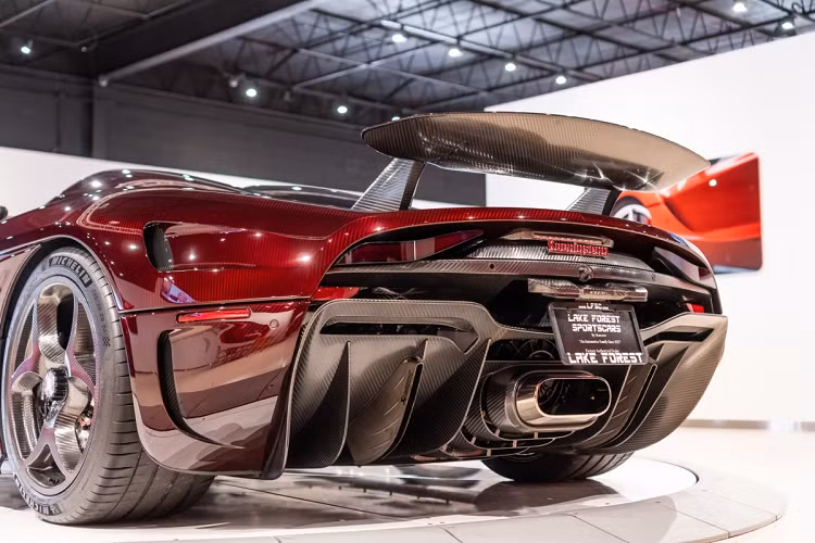 Siêu phẩm Koenigsegg Regera của Hoàng Kim Khánh mua có khả năng tăng tốc từ vị trí xuất phát lên 100 km/h trong thời gian 2,8 giây trước khi đạt vận tốc tối đa 400 km/h. Xe sử dụng cơ cấu truyền động trực tiếp Direct Drive thay vì hộp số như quen thuộc
