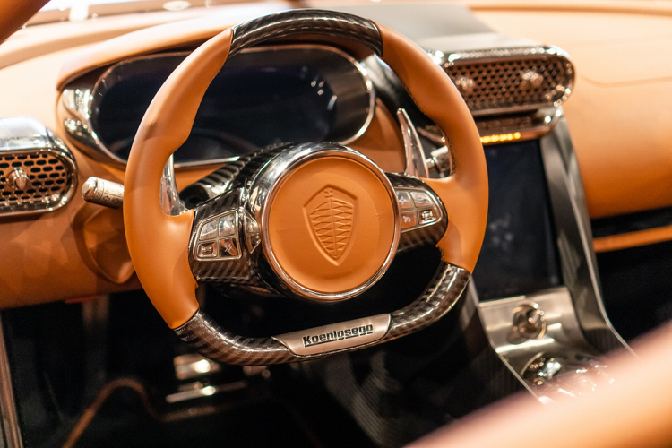 Một số tin tức khác chia sẻ, chưa chắc siêu phẩm Koenigsegg Regera của Hoàng Kim Khánh sẽ mang màu vàng và bất ngờ sẽ được tiết lộ trong vài ngày tới, khi đại gia này chính thức hoàn thành cách ly y tế theo yêu cầu của nước bạn để đi gặp mặt siêu phẩm hypercar Thụy Điển.