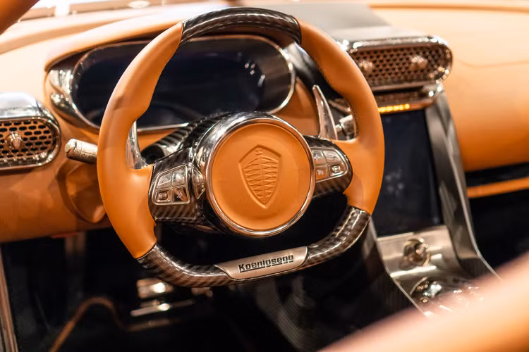 Một số tin tức khác chia sẻ, chưa chắc siêu phẩm Koenigsegg Regera của Hoàng Kim Khánh sẽ mang màu vàng và bất ngờ sẽ được tiết lộ trong vài ngày tới, khi đại gia này chính thức hoàn thành cách ly y tế theo yêu cầu của nước bạn để đi gặp mặt siêu phẩm hypercar Thụy Điển.