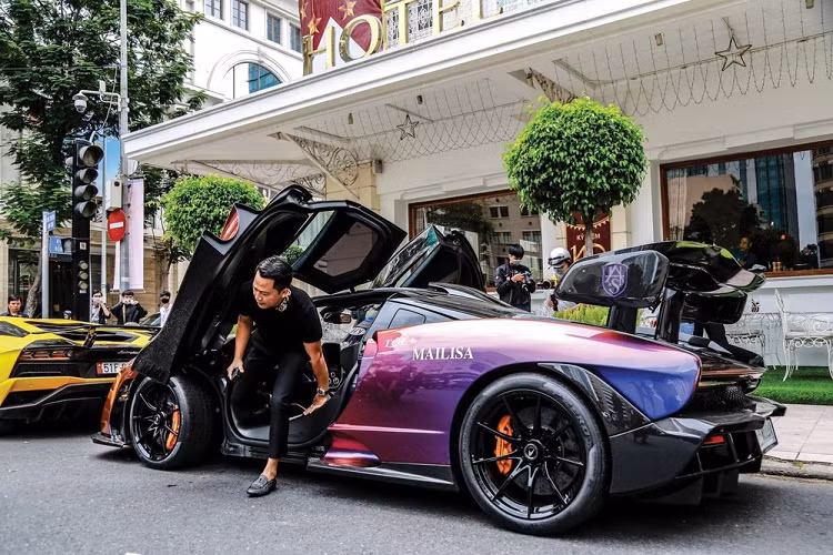 Thông tin đại gia Hoàng Kim Khánh bất ngờ đáp chuyến bay đi trời Tây để "rước vợ 2" về nhà đã nhận được sự quan tâm của giới mê xe trong nước. Khác với những tin đồn như đại gia quận 12 này bay sang Dubai và 1 nước nào đó ở Mỹ hay Canada để chốt mua xe khác sau nghi vấn "bể kèo" Koenigsegg Regera hàng hiếm, 1 nguồn tin riêng khẳng định đại gia này bay đến 1 đất nước rất quen thuộc.