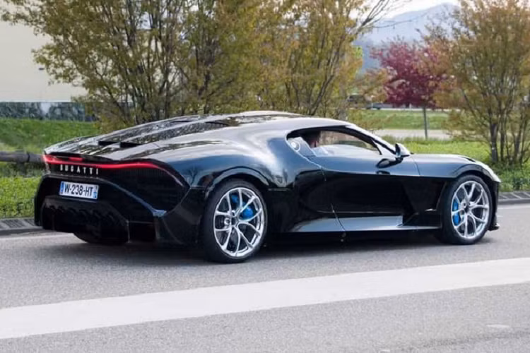 Siêu phẩm này đã được bắt gặp gần nhà máy của Bugatti ở Molsheim, Pháp. Dường như nó đang được chạy thử trước khi bàn giao tới tay chủ nhân. 