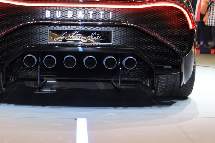 Đây rất có thể là phiên bản sản xuất chính thức của siêu xe Bugatti La Voiture Noire sau khoảng 2 năm lộ diện trên thị trường. 