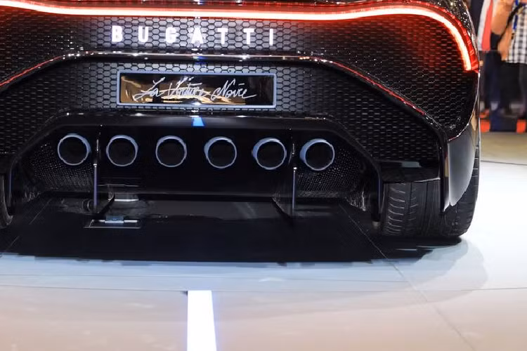 Đây rất có thể là phiên bản sản xuất chính thức của siêu xe Bugatti La Voiture Noire sau khoảng 2 năm lộ diện trên thị trường. 