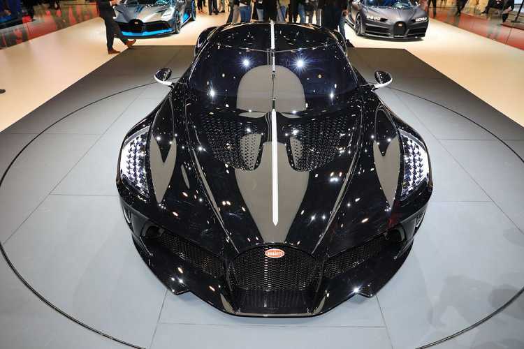 Đối với những người chưa biết về hypercar đắt nhất thế giới này, giá xe Bugatti La Voiture Noire có mức niêm yết lên tới 18,68 triệu USD (khoảng 429 tỷ đồng), cao nhất trong lịch sử siêu xe từ trước tới nay. 