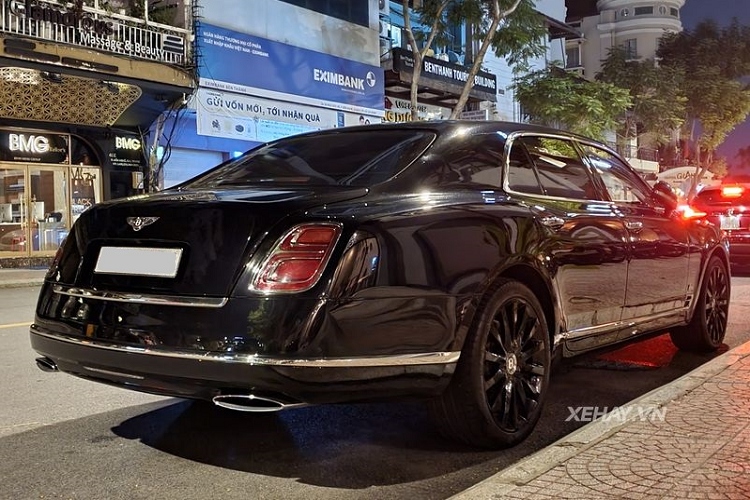 "Trái tim" của chiếc Bentley Mulsanne W.O. Edition tại Việt Nam là khối động cơ tăng áp kép V8 6.75 lít, cho ra công suất 505 mã lực và mô-men tới 1.020 Nm. Theo giới mê xe, giá xe sau lăn bánh của Mulsanne W.O. Edition độc nhất Việt Nam có thể rơi vào khoảng 50 tỷ đồng.