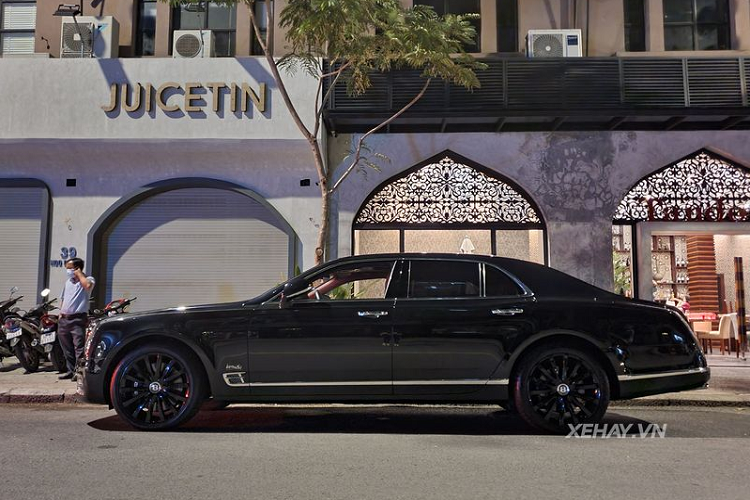  Mulsanne W.O. Edition được trang bị tủ pha cocktail phát sáng với họa tiết gợi liên tưởng đến lưới tản nhiệt ma trận và cụm đèn pha của Bentley 8 Litre. Trên tủ cocktail này còn có một cửa sổ nhỏ, hé lộ một phần của trục khuỷu trong động cơ trên chiếc 8 Litre. Chưa hết, ghế ngồi trên Mulsanne W.O. Edition đều được bọc da Beluga và Fireglow cao cấp bậc nhất, kết hợp chi tiết thêu tiền tố tên của nhà sáng lập trên tựa đầu mỗi ghế. 