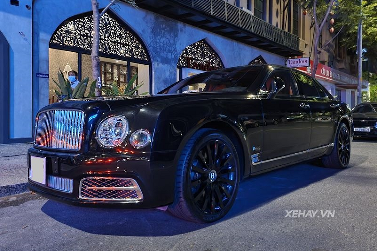 Chiếc Bentley Mulsanne W.O. Edition hạng sang này là một phiên bản đặc biệt được ra đời vào năm 2019 nhằm kỷ niệm 100 năm ngày thành lập thương hiệu Bentley. Đó là lý do mẫu xe này chỉ được sản xuất đúng 100 chiếc, một trong số đó thuộc về Việt Nam.