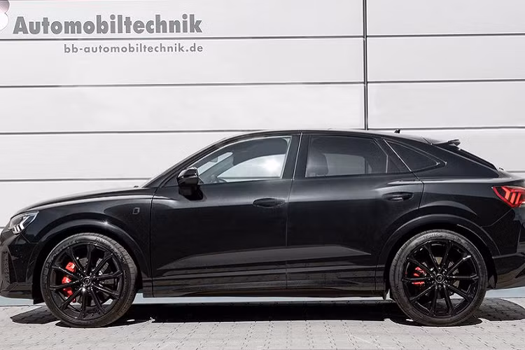 Đi kèm với động cơ nâng cấp, bản độ Audi RS Q3 Sportback còn được trang bị hộp số ly hợp kép 7 cấp tinh chỉnh để phù hợp hơn với sức mạnh mới. Ngoài ra, bộ giới hạn vận tốc tối đa của xe cũng bị loại bỏ. Thêm vào đó, nhà độ B&amp;B AutomobilTechnik còn mang tới cho chủ xe loạt trang bị tuỳ chọn thêm như phanh hiệu suất cao, lò xo thể thao, bộ giảm thanh... với giá từ 598 - 5.943 USD (khoảng 14 - 136 triệu đồng).