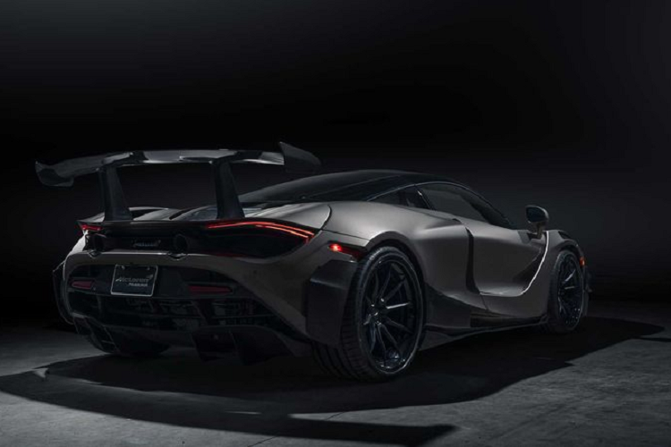 Làm tròn bộ bodykit đặc biệt dành cho 720S là cánh gió sau chót vót làm từ sợi carbon, bộ khuếch tán vô cùng mạnh mẽ, cặp vây cắt gió ở hai bên cản sau và la-zăng 10 chấu tùy chỉnh độc đáo.