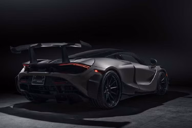 Làm tròn bộ bodykit đặc biệt dành cho 720S là cánh gió sau chót vót làm từ sợi carbon, bộ khuếch tán vô cùng mạnh mẽ, cặp vây cắt gió ở hai bên cản sau và la-zăng 10 chấu tùy chỉnh độc đáo.