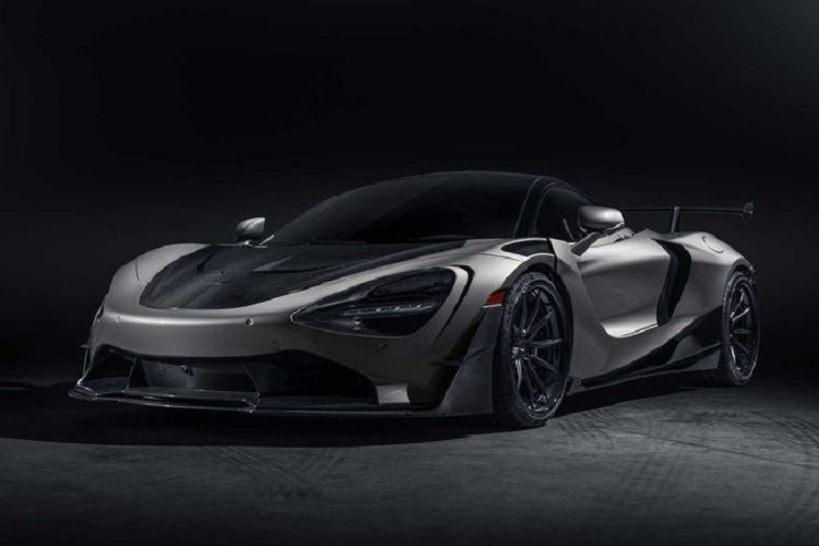 Về ngoại hình, phần đầu của McLaren 720S độ SWAE đã được đại tu toàn bộ với cản trước mới, bộ chia gió rõ rệt và bổ sung các vây gió khí động học ở hai bên. Chưa hết, hốc đèn pha của xe còn được chèn thêm sợi carbon và đến mui xe cũng được làm từ vật liệu siêu nhẹ này.