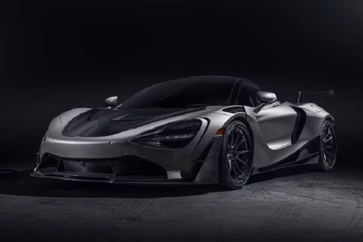 Về ngoại hình, phần đầu của McLaren 720S độ SWAE đã được đại tu toàn bộ với cản trước mới, bộ chia gió rõ rệt và bổ sung các vây gió khí động học ở hai bên. Chưa hết, hốc đèn pha của xe còn được chèn thêm sợi carbon và đến mui xe cũng được làm từ vật liệu siêu nhẹ này.